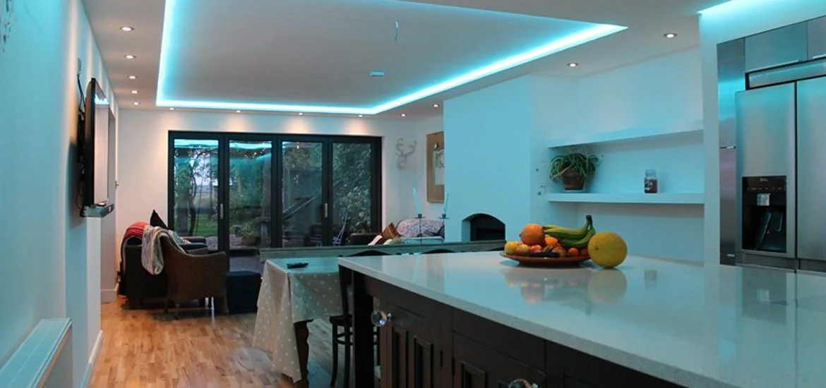 Cómo instalar tiras LED en techo, pared, muebles y espejo